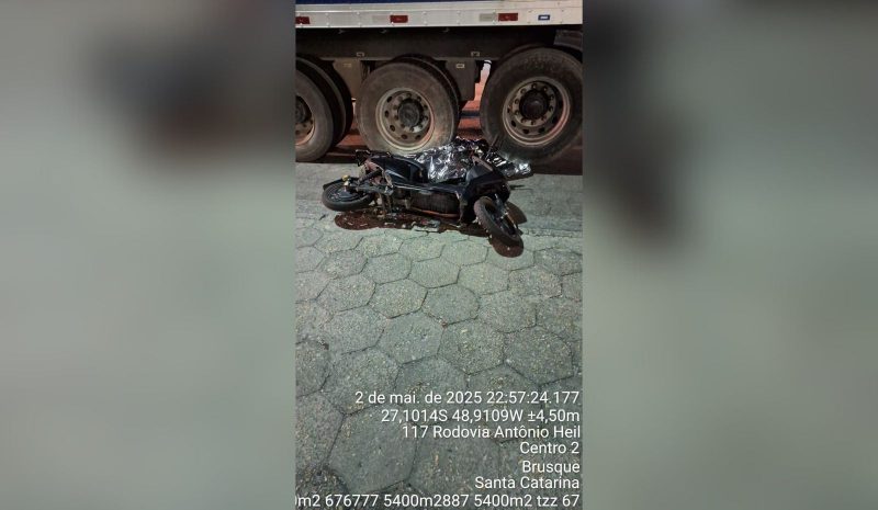 Adolescente em scooter morre scooter elétrica após a colisão Adolescente em scooter morre : scooter elétrica após a colisão com caminhão