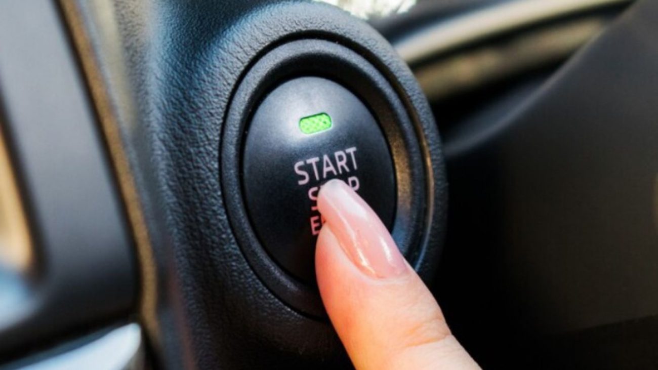 na foto aparece uma pessoa que aciona o botão start-stop que pode prejudicar a vida útil do motor do carro na foto aparece uma pessoa que aciona o botão start-stop que pode prejudicar a vida útil do motor do carro