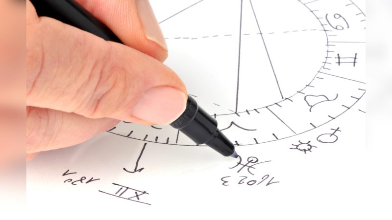 Mapa astral Imagem de pessoa desenhando mapa astral com caneta preta
