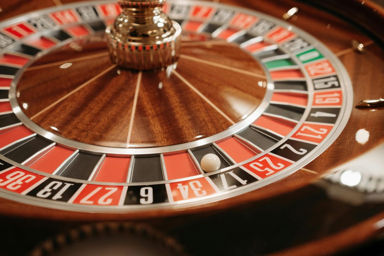 Roleta de cassino com uma bola posicionada. Artigo sobre como jogar roleta online.