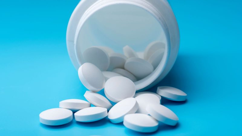 Tadalafila Imagem mostra vários comprimidos brancos em um fundo azul para simbolizar a matéria que fala sobre o medicamento tadalafila