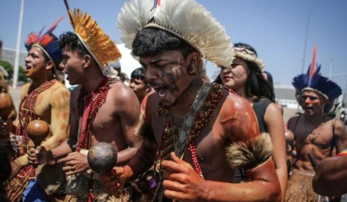 Comunidade Apiaká fazendo dança da chuva Dança da chuva para a comunidade Apiaká é um ritual sagrado
