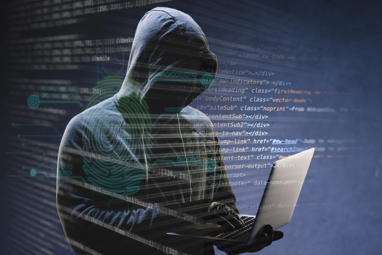 Hacker Foto ilustrativa mostra hacker prestes a apagar dados pelo computador