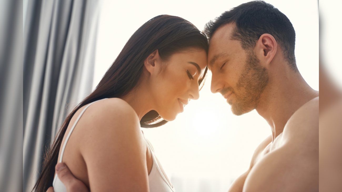 Conexão espiritual Um homem e uma mulher juntos com testa próximas uma da outra