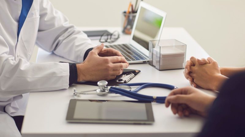 Soluço persistiu? Procure um médico! Imagem mostra um consultório médico para ilustrar que a pessoa com soluço constante precisa procurar uma ajuda médica.