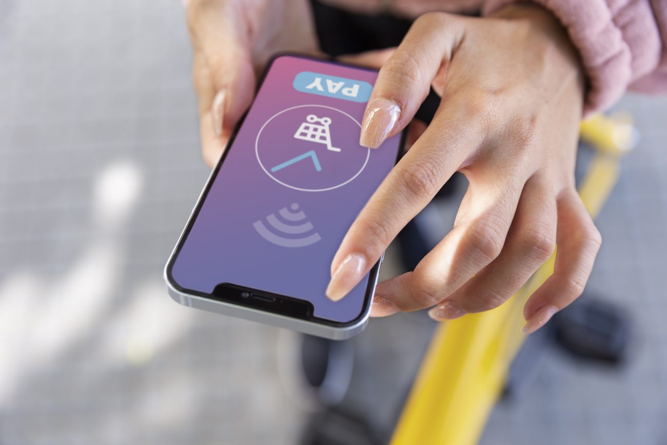 Mulher fazendo uma compra no celular 