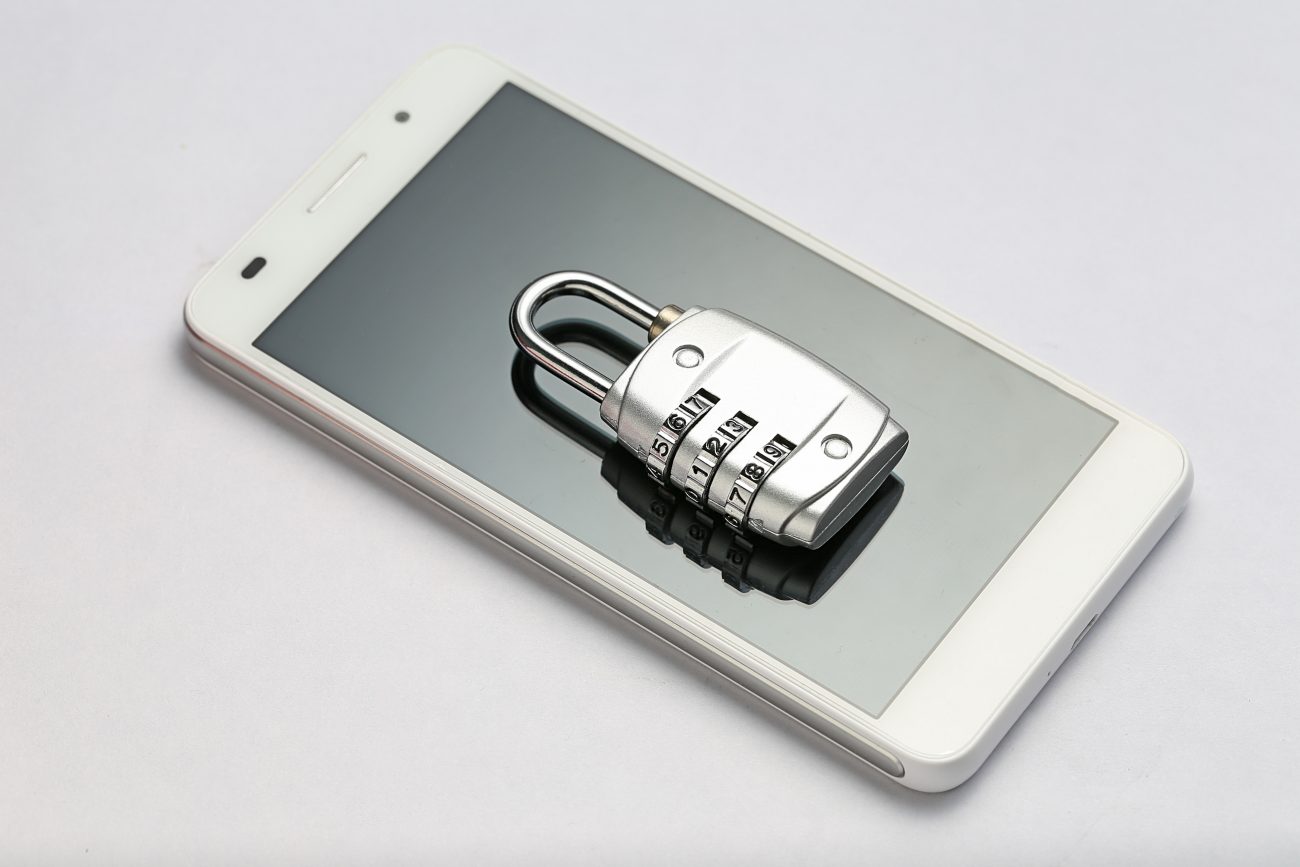 Cadeado acima de um celular