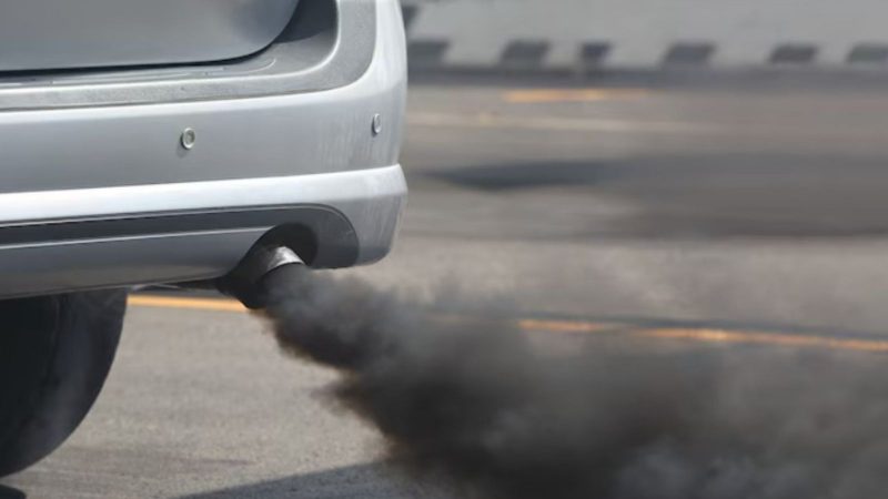 na foto aparece a cor da fumaça do escapamento que sai de um carro na foto aparece a cor da fumaça do escapamento que sai de um carro