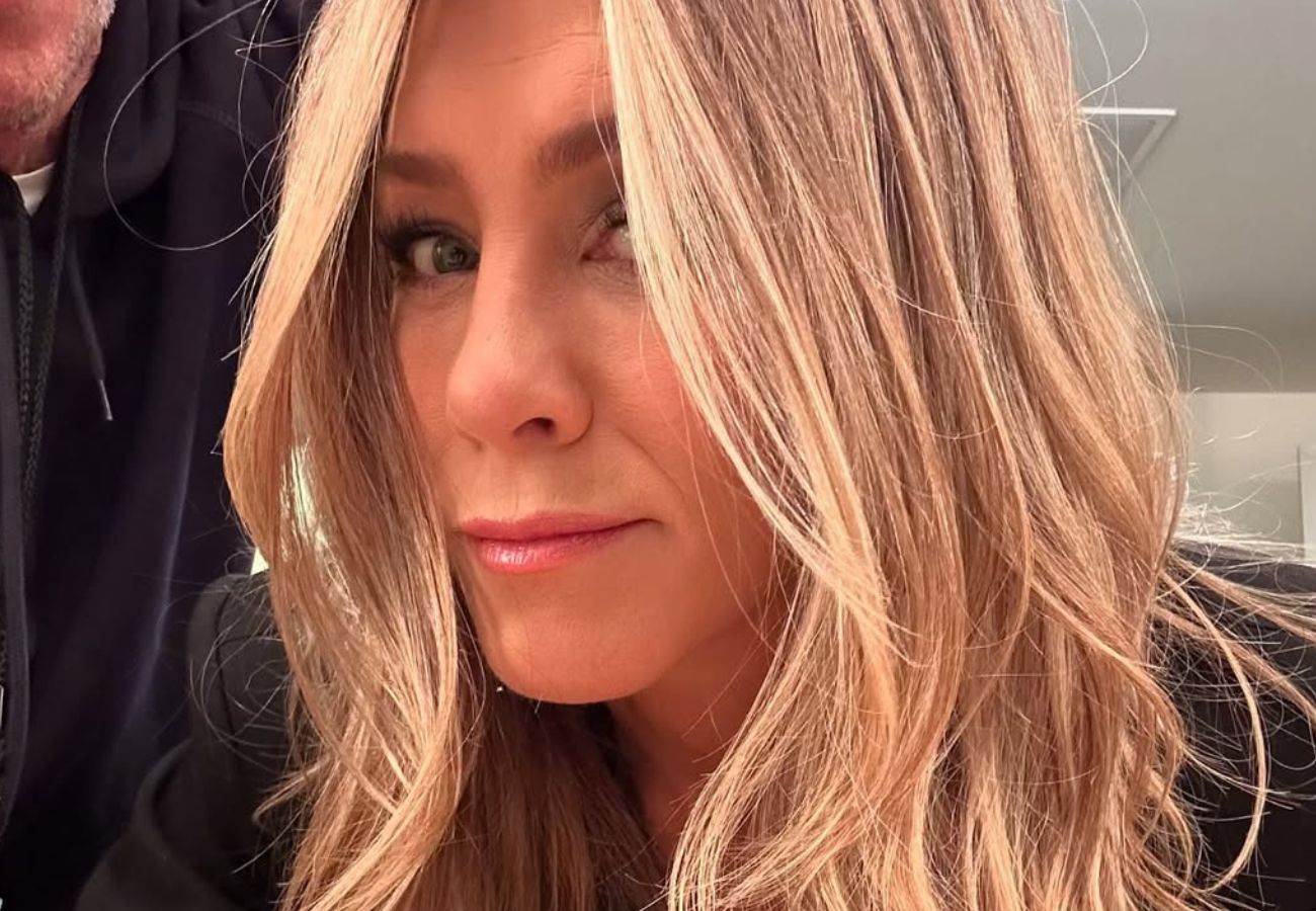 Se voc&ecirc; busca renovar o visual sem mudan&ccedil;as dr&aacute;sticas, aposte nos cortes de cabelo em camadas – Foto: jenniferaniston/Instagram