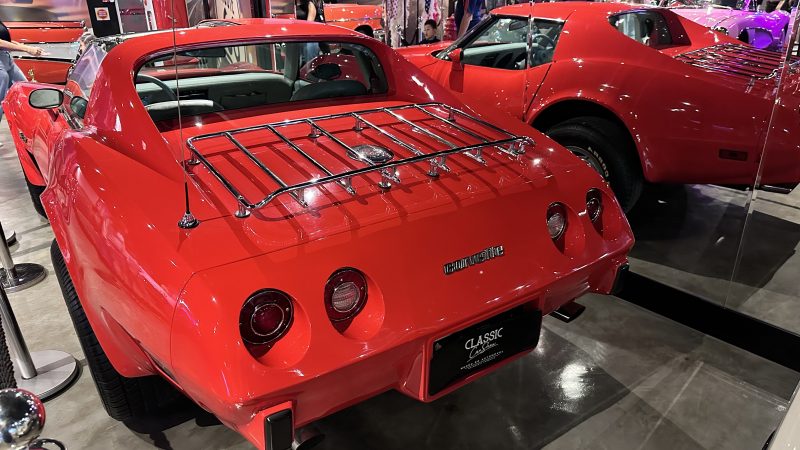 Imagem mostra Corvette vermelho, um dos 5 carros clássicos mais velozes do museu