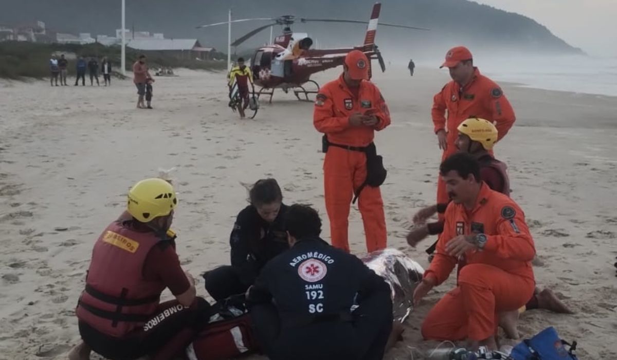 Helicóptero Arcanjo foi utilizado no resgate do homem que caiu de costão - Divulgação/CBMSC/ND