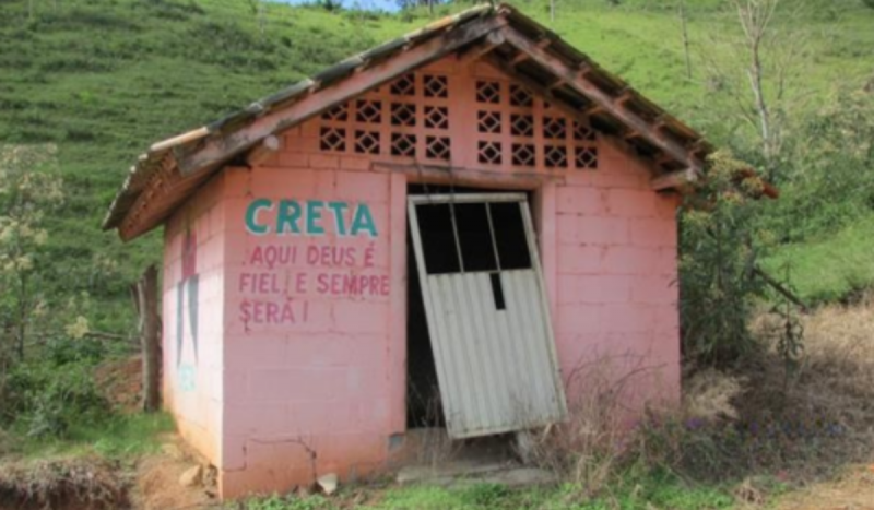Casa rosa em centro de reabilitação Casa rosa do Centro de reabilitação no meio de pasto