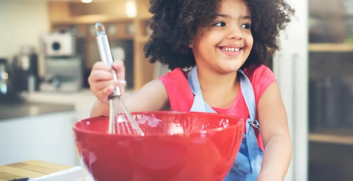 Criança Criança cozinhando sozinha