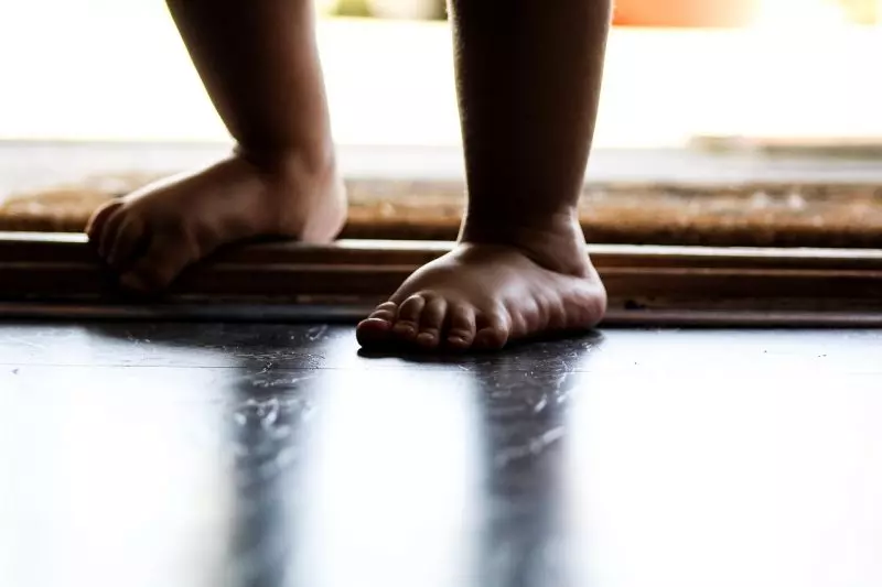 Criança de 1 ano e 6 meses é encontrada sozinha no frio de 12 °C em Chapecó Criança de 1 ano e 6 meses é encontrada sozinha no frio de 12 °C em Chapecó