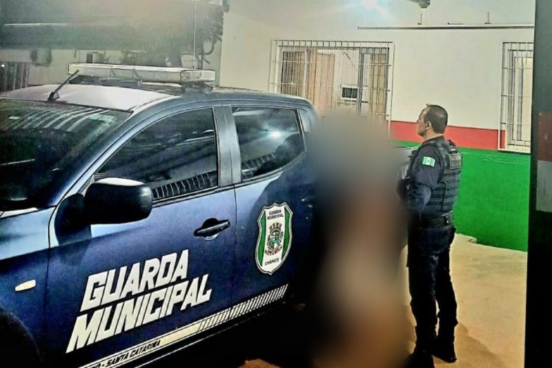 pai preso na frente da viatura da guarda municipal aós Criança de 2 anos encontrada sozinha na rua em Chapecó pai preso na frente da viatura da guarda municipal aós Criança de 2 anos encontrada sozinha na rua em Chapecó