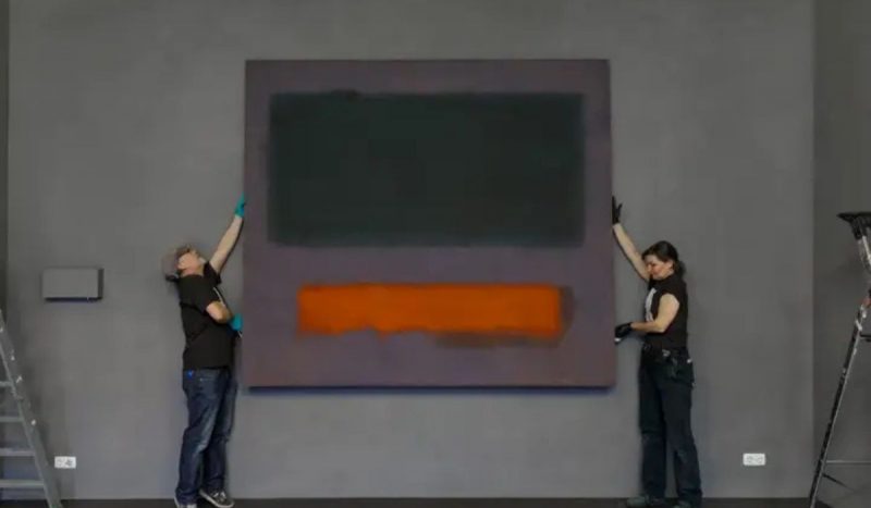 Criança estraga obra de 319 milhões em visita a museu Criança estraga obra de 319 milhões em visita a museu, foto mostra duas pessoas pegando pintura pelas laterais. Pintura é um quadro cinza, com um quadrado preto dentro e um laranja logo abaixo