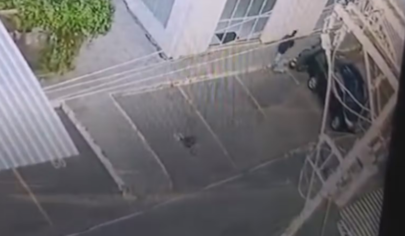 Criança jogada do quinto sobrevive a queda Criança jogada do quinto sobrevive a queda