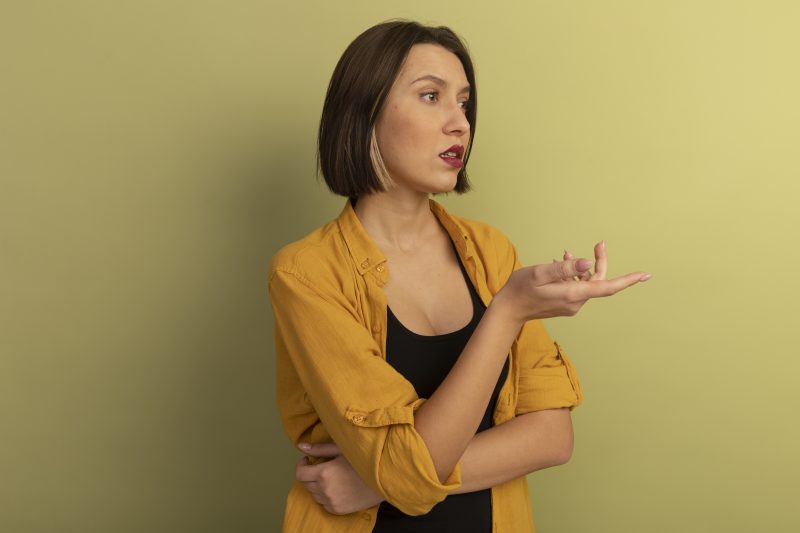 Diálogos imaginários Mulher tendo diálogos imaginários