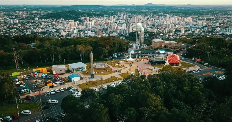 Praia mais próxima de Criciúma A praia mais próxima de Criciúma fica a poucos quilômetros de distância