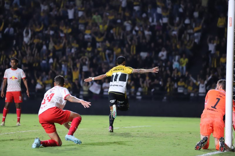 Jogador do Criciúma comemora gol contra o Bragantino