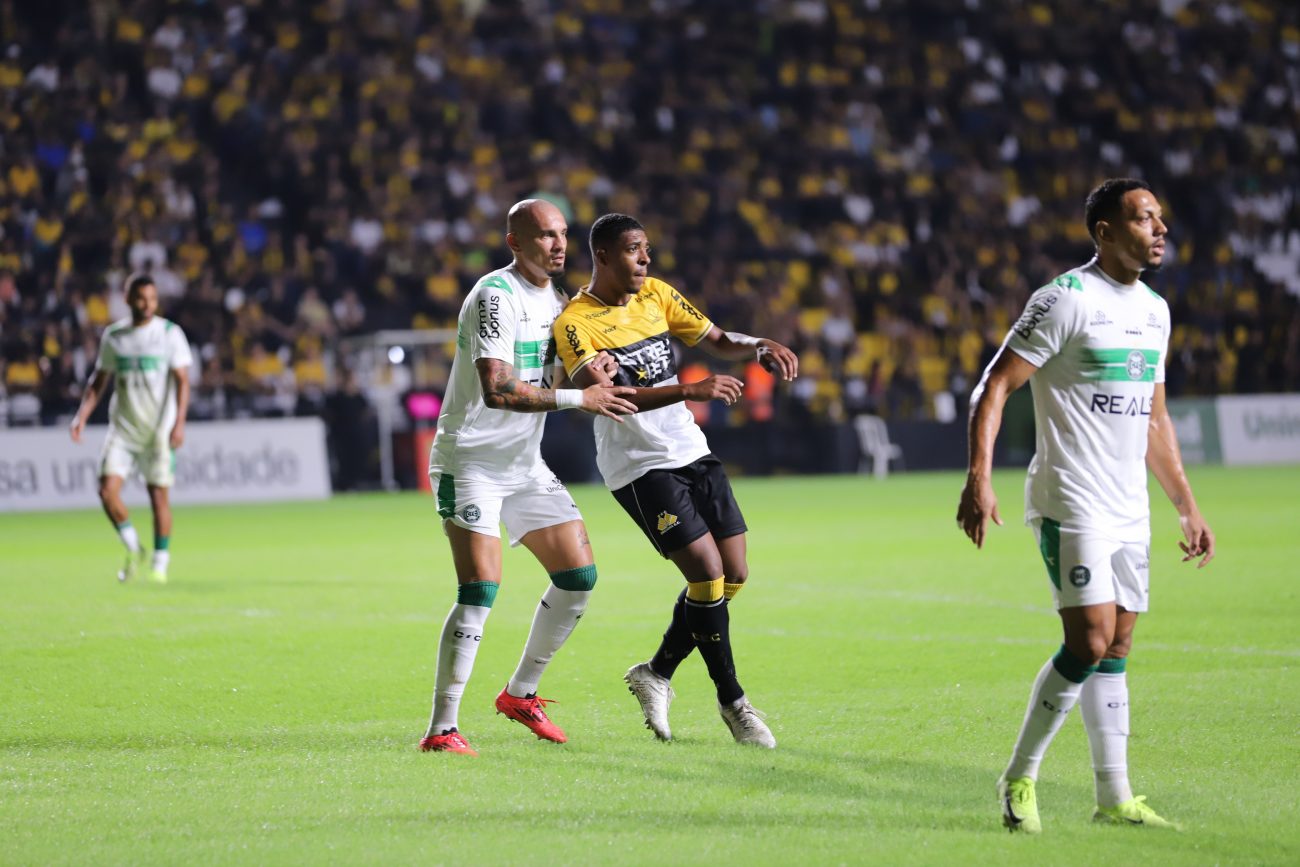 Criciúma perde para o Coritiba, no estádio Heriberto Hülse