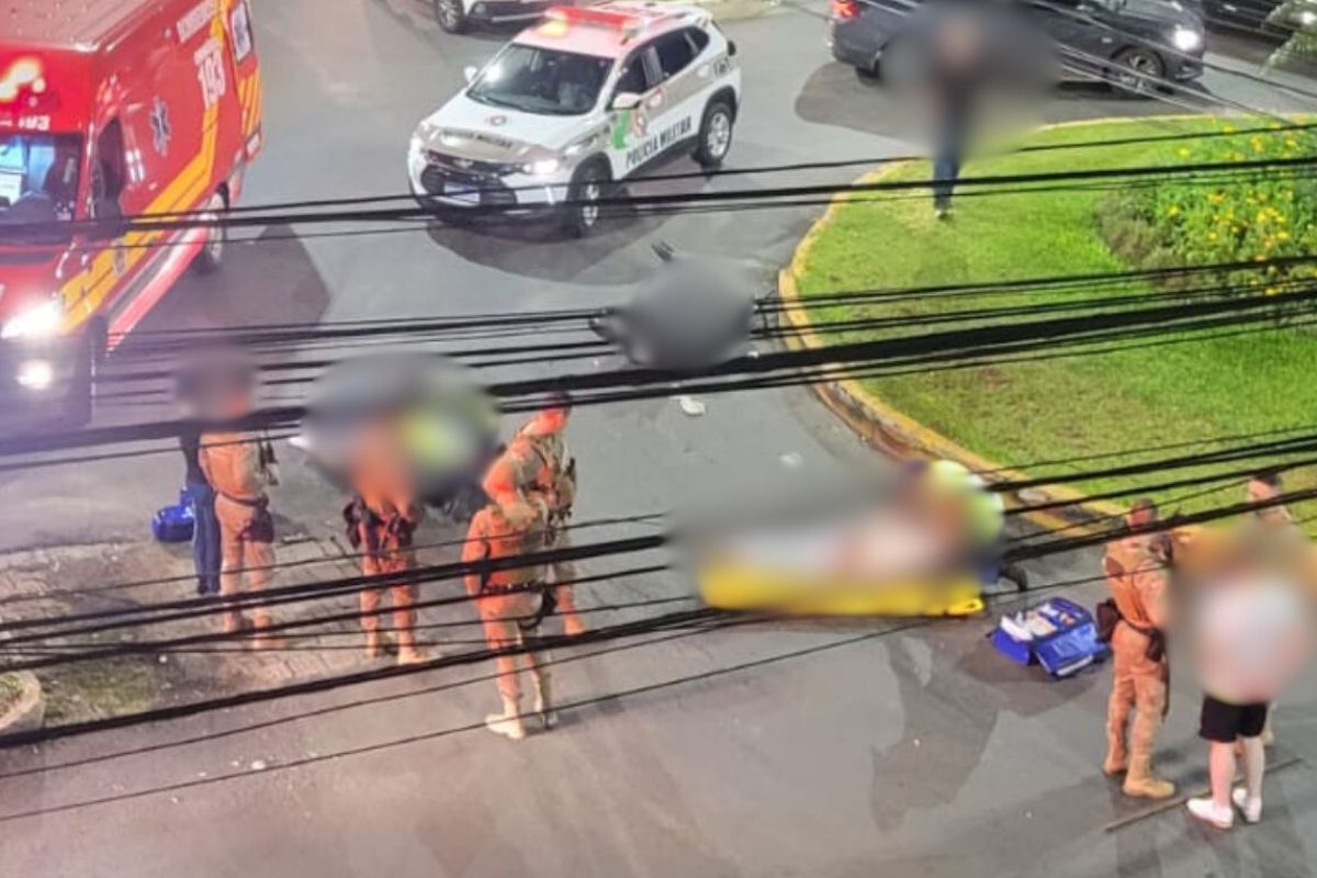 Velocidade A batida aconteceu em um cruzamento em Chapecó; moto fugiu em alta velocidade segundo a PM