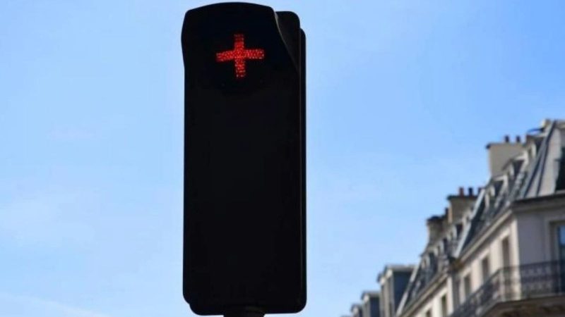 na foto aparece uma cruz nos semáforos que impede o tráfego de carros na foto aparece uma cruz nos semáforos que impede o tráfego de carros