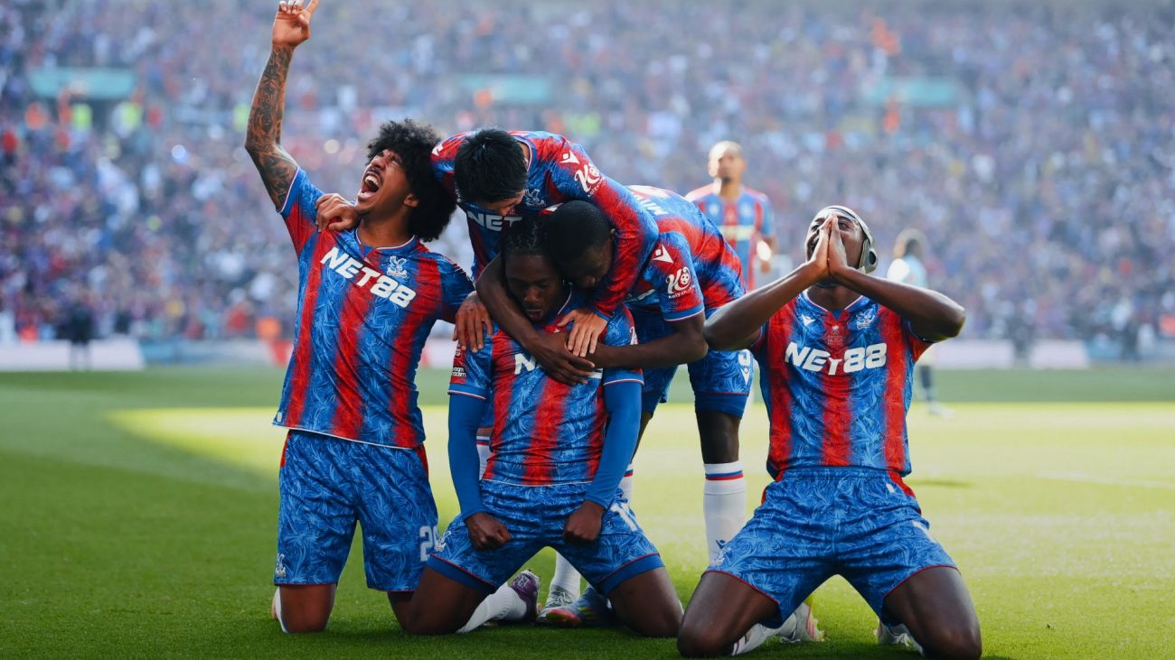 Jogadores do Crystal Palace comemoram gol de Eze na final da FA Cup Jogadores do Crystal Palace comemoram gol de Eze na final da FA Cup