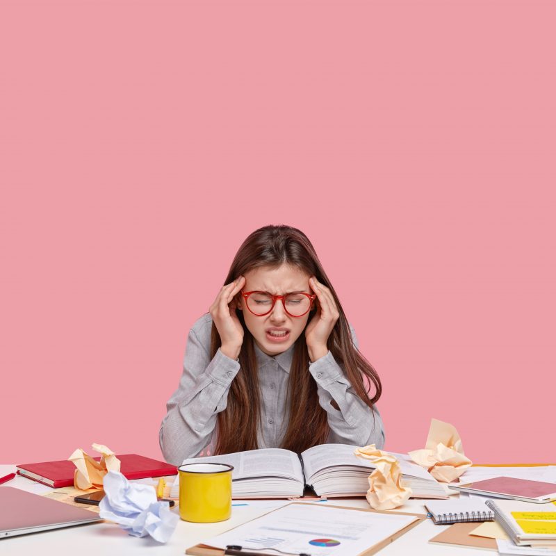 estudante confusa na bagunça estudante confusa na bagunça