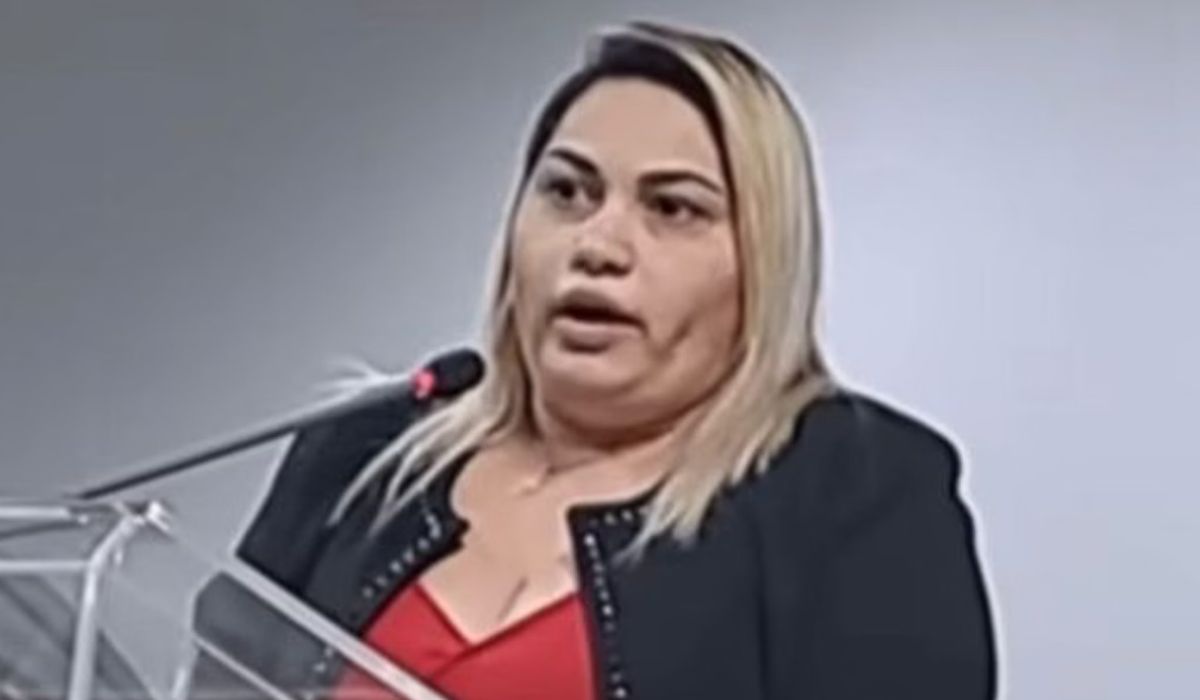 Dama do tráfico discursando em microfone