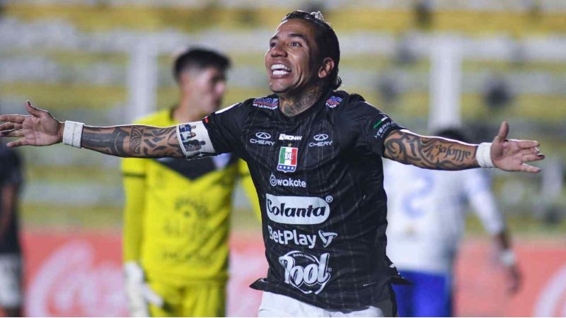 Once Caldas Dayro Moreno comemorando um de seus três gols na vitória do Once Caldas sobre o GV San José no jogo do turno, na Bolívia - Foto: Divulgação