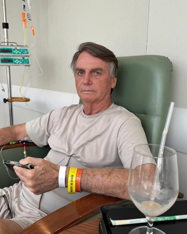 Jair Bolsonaro segue internado, mas deixa UTI