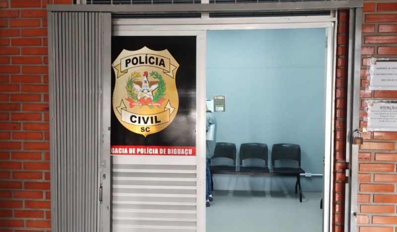 Sandro Coutinho J&uacute;nior se apresentou na delegacia de pol&iacute;cia de Bigua&ccedil;u nesta quarta-feira (14) – Foto: Felipe Kreush/ND