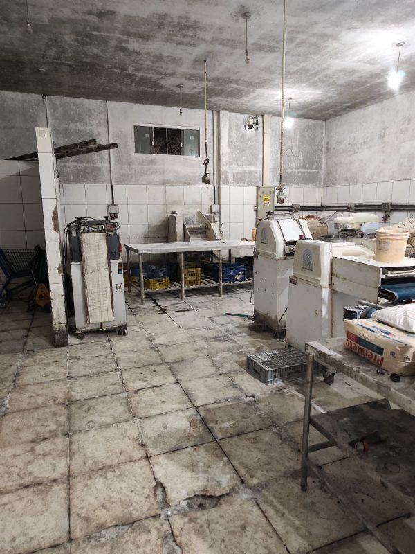 Fábrica insalubre Foto mostra interior de fábrica insalubre
