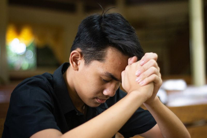 homem desolado após devolver fortuna à previdência