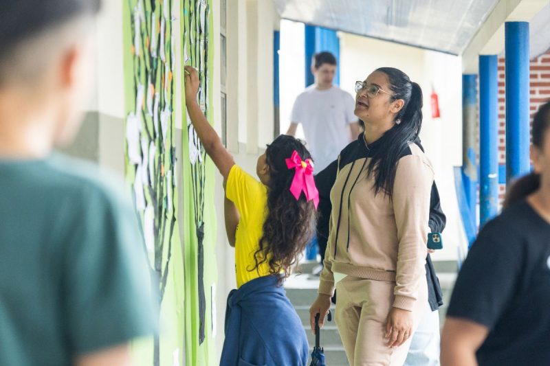 Mãe e filha em escola de SC Celebração do Dia das Mães é obrigatória em escolas de Santa Catarina