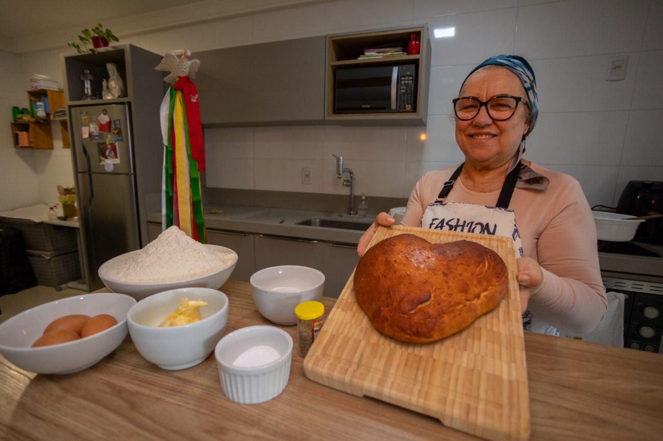 Ana das Graças prepara uma fornada de massas da promessa para a 173ª Festa do Divino de São José 