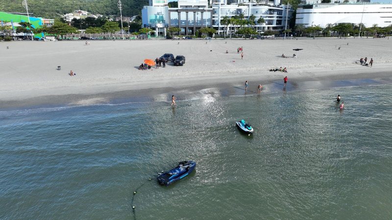 Embarcações na orla de Balneário Camboriú Foto mostra embarcações sendo fiscalizadas na orla de Balneário Camboriú