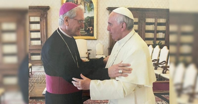 Dom Leonardo Ulrich Steiner Dom Leonardo Ulrich Steiner cumprimentando o Papa Francisco