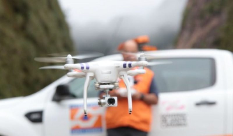 Agente da Defesa Civil manuseando um drone Drones da Defesa Civil confirmaram ocorrência de tornados em duas cidades de Santa Catarina