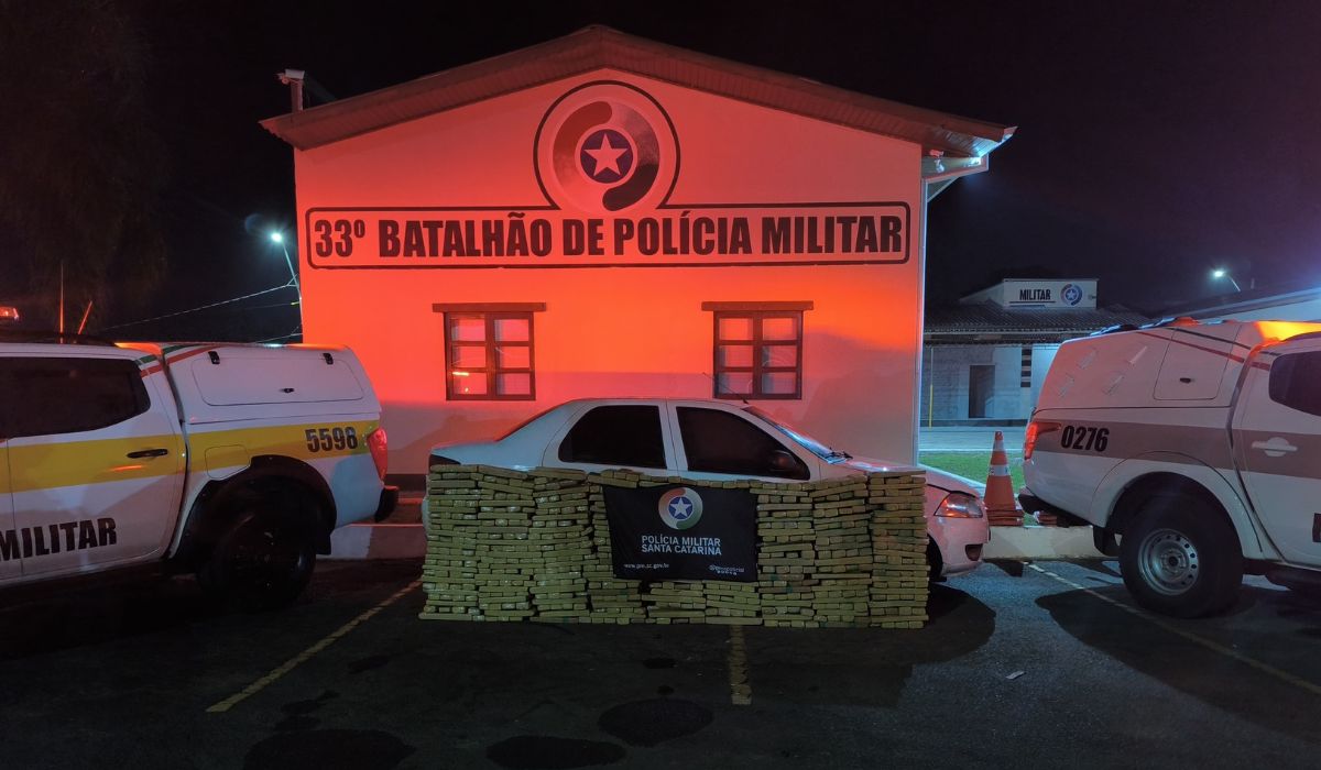 Fiat Siena estava sem o forro das portas e com a suspensão modificada Fiat Siena estava sem o forro das portas e com a suspensão modificada. Na imagem, o veículo utilizado pela dupla e a droga apreendida.
