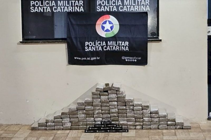 Dupla é presa com 100 kg de maconha e cigarros eletrônicos após fuga de barreira