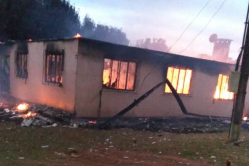 fogo na casa Dupla suspeita de matar idoso com facão colocaram fogo na casa