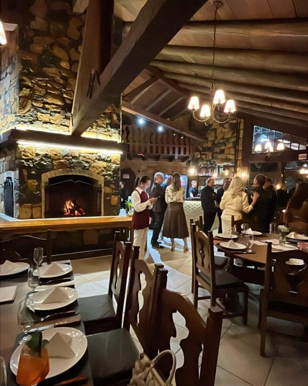 Prefeita de Nova Veneza Angela Ghislandi e seu vice Edesio Spillere o Rei da Sucata recebendo governador Jorginho Mello em jantar privado – Foto: Divulga&ccedil;&atilde;o/ND