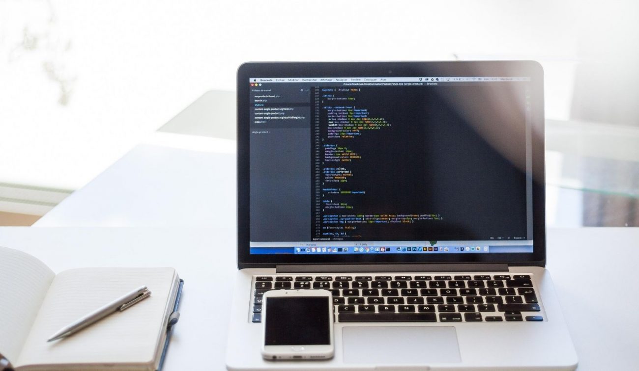 Computador aberto com prompt de programação