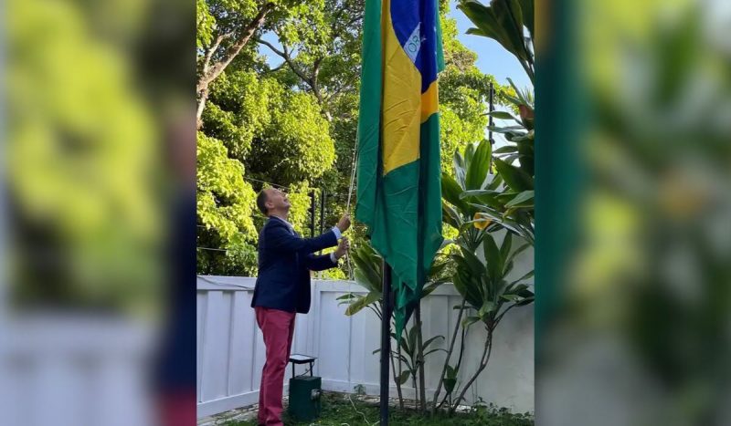 Bandeira do Brasil sendo erguida na embaixada argentina em Caracas