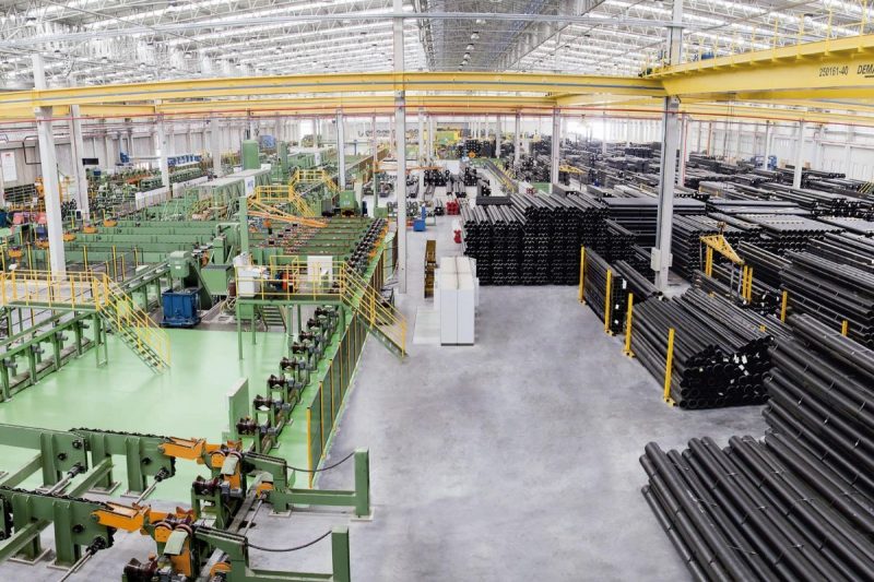 Galpão da empresa que oferece mais de 50 vagas de empresa, com maquinário Galpão da empresa com mais de 50 vagas de emprego abertas