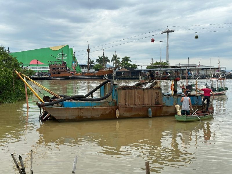 Trecho do rio onde ocorrem obras para reduzir enchentes em Balneário Camboriú Trecho do rio onde ocorrem obras para reduzir enchentes em Balneário Camboriú