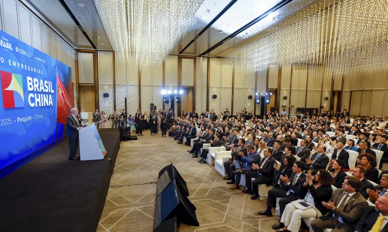 Lula em encontro com empresários chineses, quando foram anunciados investimentos da China no Brasil