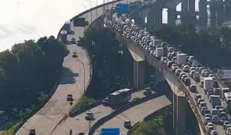 Congestionamento registrado após acidente na Linha Vermelha, no Rio de Janeiro
